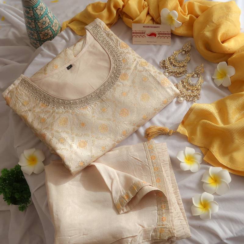 WhatsAppImage2023-10-20at17.13.21_73c5f639_a3ee0b60-be80-4be6-8fa4-c45eccfe3137.jpg Zareen Festive Special Suit Set - Image 1